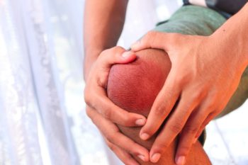 Bi dau khop goi den tu nhieu ly do